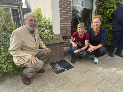 904884 Afbeelding van de onthulling van de gedenksteen voor kinderboekenschrijver en hoofdonderwijzer W.G. van de Hulst ...